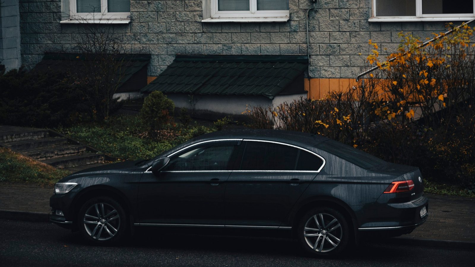 Ceramic Window Tint vs Regular Tint: Which Is Better for UAE Drivers?